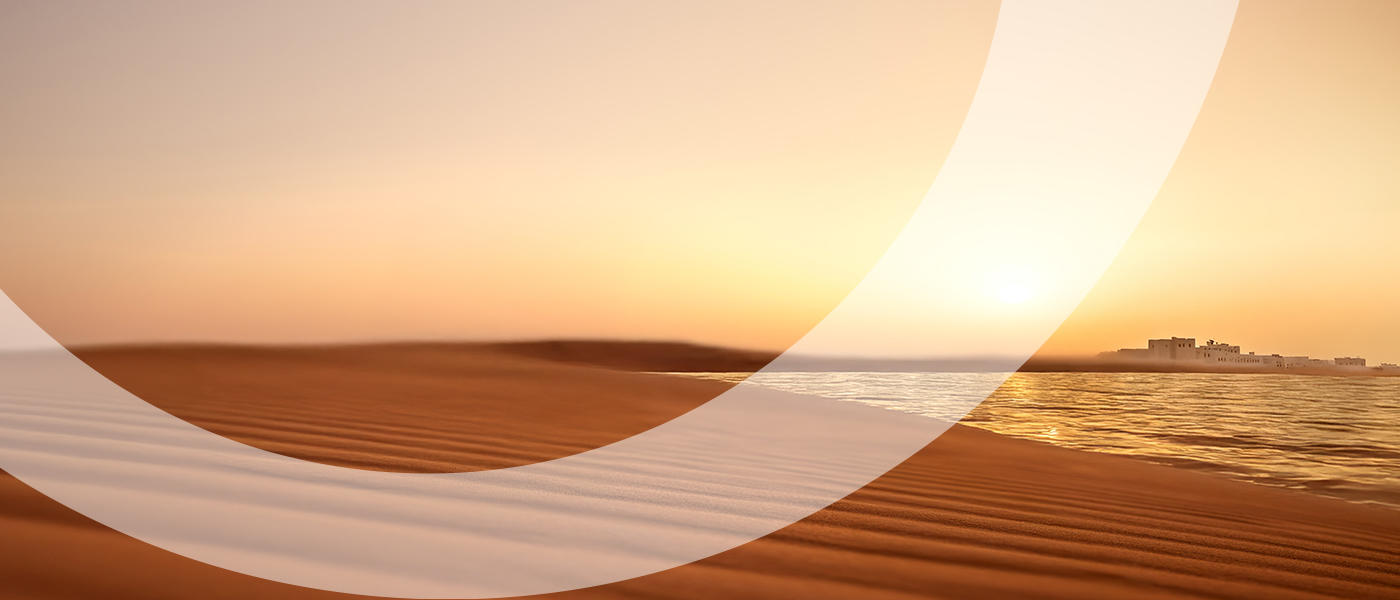 Coucher de soleil avec usine de dessalement d'Oman en arrière plan