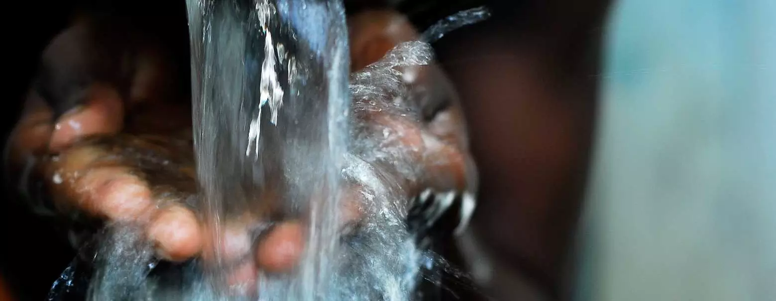 Robinet d'eau potable qui coule à Gollamari