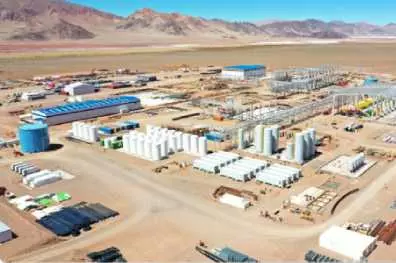 Vues aérienne d'une usine d'extraction de lithium