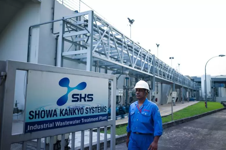 Technicien marchant à l'extérieur du site de SKS à Singapour